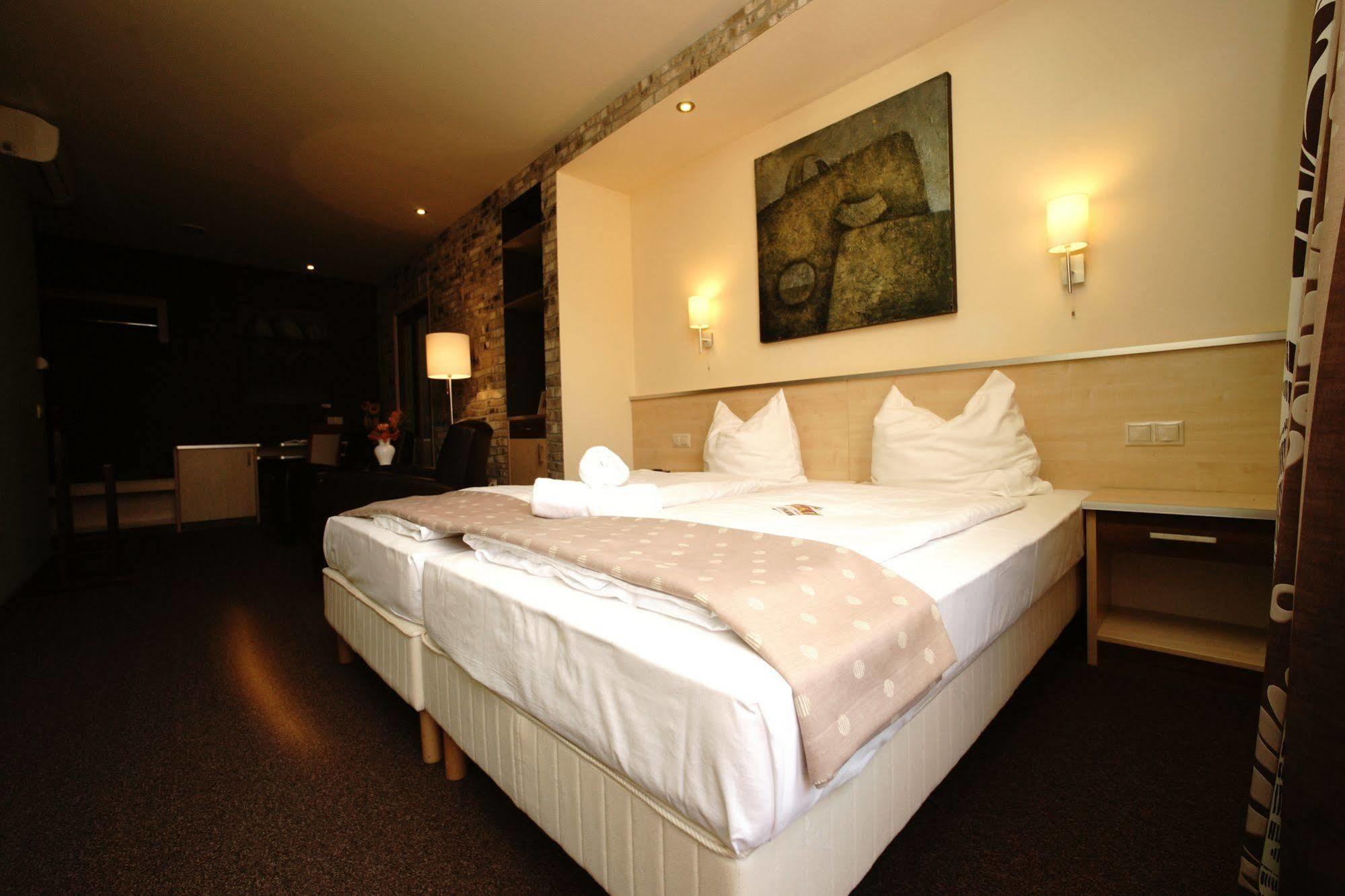 Hotel Vineyard Inn - Szoloskert Nagykanizsa Buitenkant foto